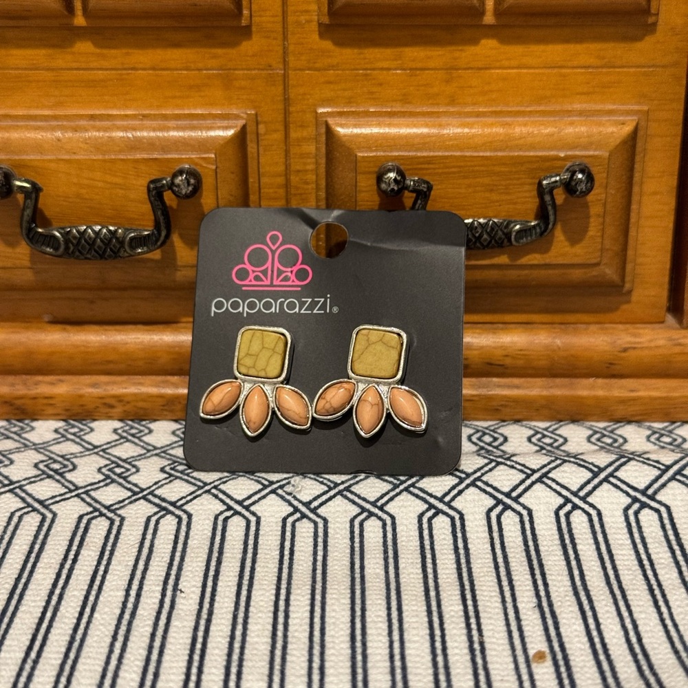 NWT Paparazzi “Hill Country Blossoms” Multicolor Stud Earrings